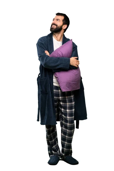 Izole Beyaz Arka Plan Üzerinde Gülümseyen Pijama Sakallı Adam Yukarı — Stok fotoğraf