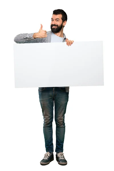 愉快英俊的人与胡子拿着一个空标语牌在被隔绝的白色背景 — 图库照片