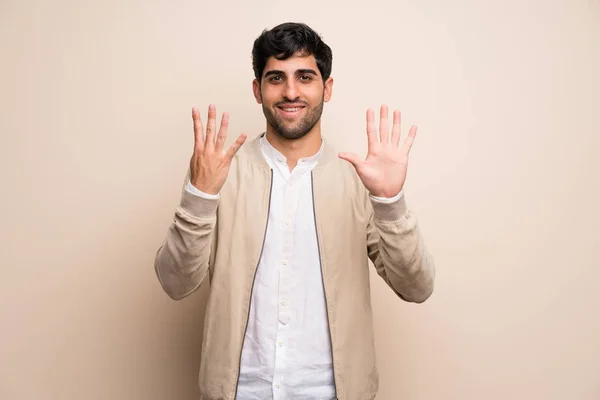 Jonge Man Geïsoleerde Muur Negen Met Vingers Tellen — Stockfoto