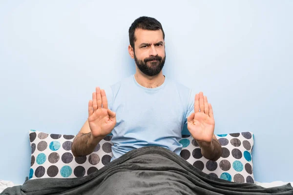 Άνθρωπος Στο Κρεβάτι Κάνοντας Στάση Χειρονομία Και Απογοητευμένος — Φωτογραφία Αρχείου