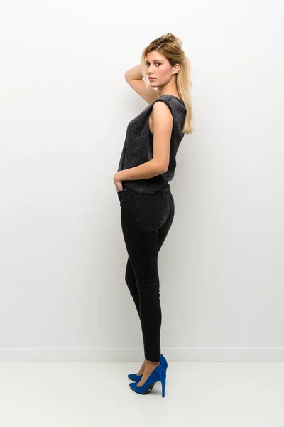 Young Beautiful Woman Black Clothes Posing — 스톡 사진