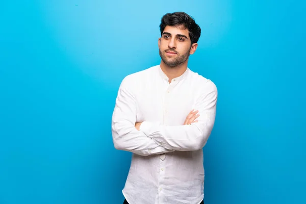 Jeune Homme Sur Mur Bleu Isolé Portrait — Photo