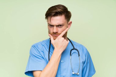 Cerrah doktor adam ayakta ve bir fikir düşünme