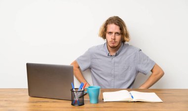 Bir dizüstü bilgisayar kızgın sarışın adam