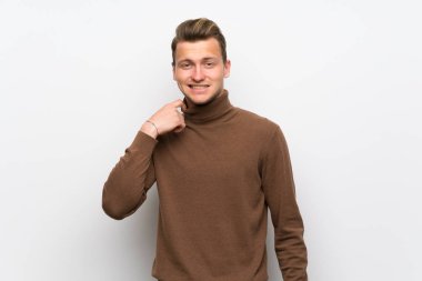 Sarışın adam yorgun ve hasta ifade ile izole beyaz duvar üzerinde