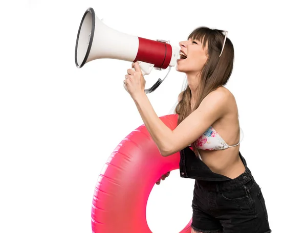Młoda Kobieta Bikini Krzyczy Przez Megafon Białym Tle — Zdjęcie stockowe