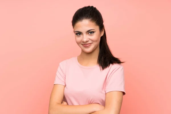 Ragazza Adolescente Isolato Sfondo Rosa Mantenendo Braccia Incrociate — Foto Stock