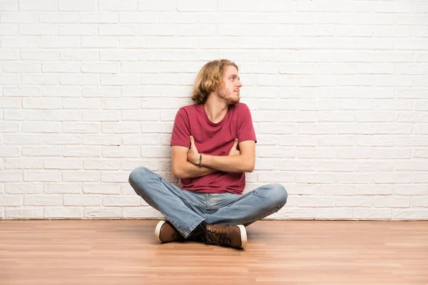 Plavovlasý Muž Sedící Podlaze Boční Pozici — Stock fotografie