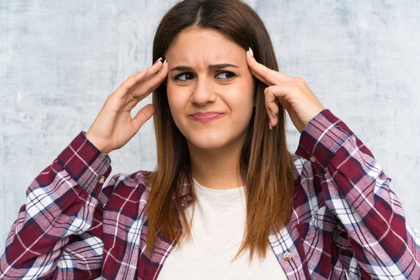 Jeune Femme Sur Mur Texturé Malheureux Frustré Par Quelque Chose — Photo