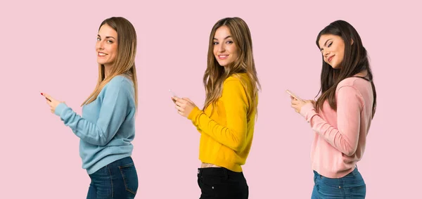 Grupo Personas Con Ropa Colorida Enviando Mensaje Con Móvil Fondo — Foto de Stock