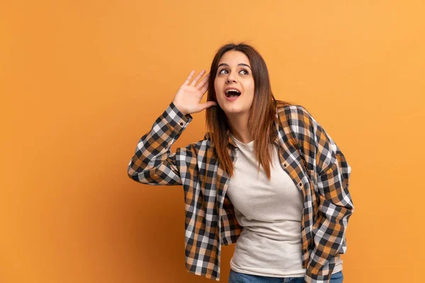 Jovem Mulher Sobre Parede Marrom Ouvindo Algo Colocando Mão Orelha — Fotografia de Stock