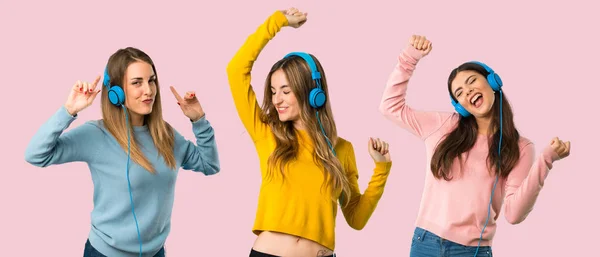 Grupo Personas Con Ropa Colorida Escuchando Música Con Auriculares Bailando —  Fotos de Stock