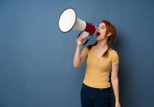 Young Redhead Woman Blue Background Shouting Megaphone — Stock Photo, Image