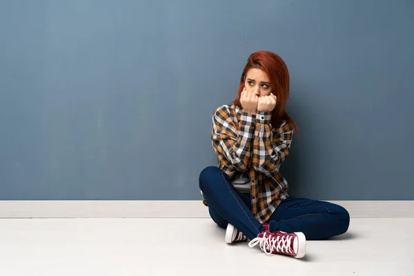 Junge Rothaarige Frau Sitzt Nervös Und Verängstigt Auf Dem Boden — Stockfoto