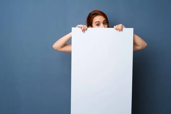 Joven Pelirroja Sobre Fondo Azul Sosteniendo Una Pancarta Para Insertar — Foto de Stock