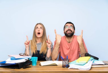 Birçok kitap ile öğrenciler şaşırttı ve işaret