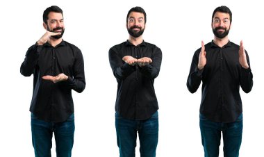 Bir şey tutan sakallı yakışıklı adam kümesi