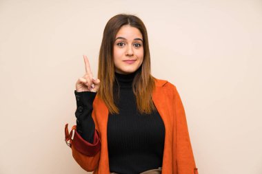 Harika bir fikir işaret parmağı ile işaret montlu genç kadın