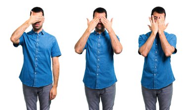 Elleri ile gözleri kaplayan mavi gömlekli Yakışıklı adam seti