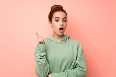 Tişörtlü genç, kızıl saçlı kadın bir fikir düşünüyor.