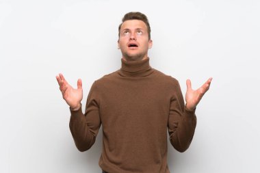 Beyaz duvar tarafından kötü bir durum hayal kırıklığına izole sarışın adam