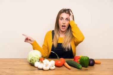 Bir sürü sebzeli kadın şaşırdı ve parmaklarını kenarda gösterdi.