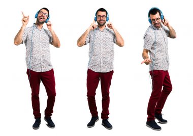 Müzik dinleyen gözlüklü yakışıklı bir adam seti