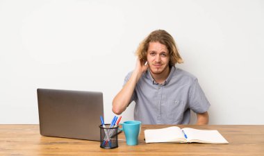 Şüpheleri olan bir dizüstü bilgisayar ile Sarışın adam