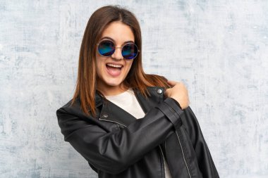 Bir zafer kutluyor dokulu duvar üzerinde genç kadın