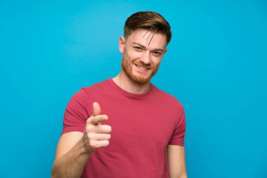 İzole mavi duvardaki Kızıl saçlı adam seni işaret ediyor.