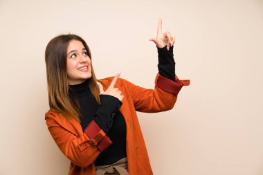 Harika bir fikir işaret parmağı ile işaret montlu genç kadın