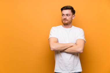 Kahverengi duvar portresi üzerinde Redhead adam