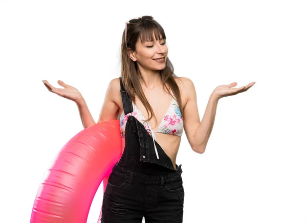 Mujer Joven Bikini Sosteniendo Copyspace Con Dos Manos Sobre Fondo — Foto de Stock