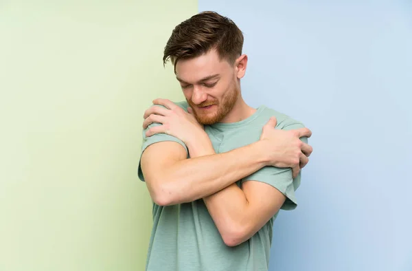 Rosse Uomo Sfondo Colorato Abbraccio — Foto Stock