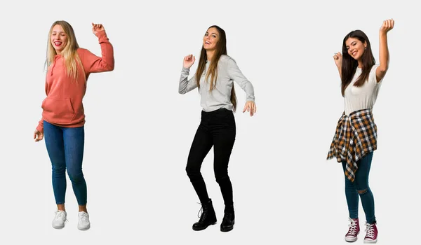 Conjunto Mujeres Disfrutan Bailando Mientras Escuchan Música Una Fiesta —  Fotos de Stock