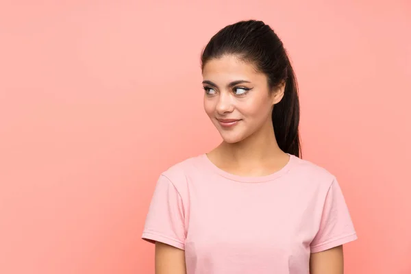 Tiener Meisje Geïsoleerde Roze Achtergrond Staand Zoek Naar Zijkant — Stockfoto