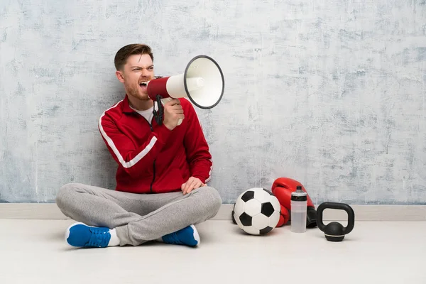 Redhead Sport Man Schreeuwen Door Een Megafoon — Stockfoto