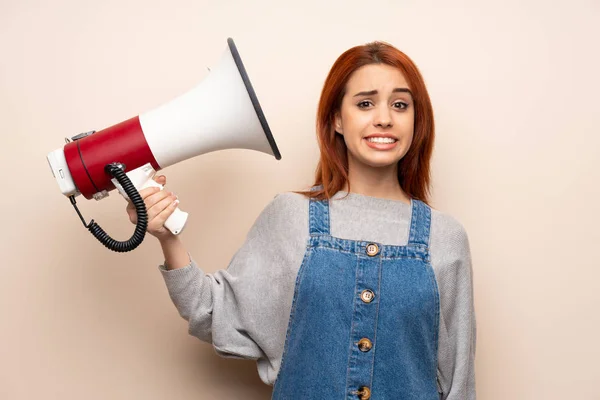 Genç Kızıl Saçlı Kadın Izole Edilmiş Arka Planda Çok Ses — Stok fotoğraf