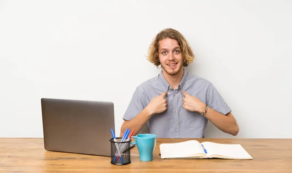 Homem Loiro Com Laptop Com Expressão Facial Surpresa — Fotografia de Stock