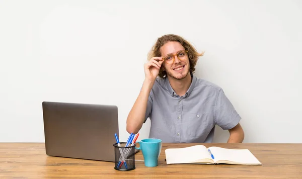 Gözlük Bir Dizüstü Bilgisayar Mutlu Sarışın Adam — Stok fotoğraf