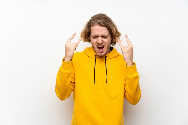 Beyaz Duvar Üzerinde Sweatshirt Ile Sarışın Adam Kaya Jest Yapma — Stok fotoğraf