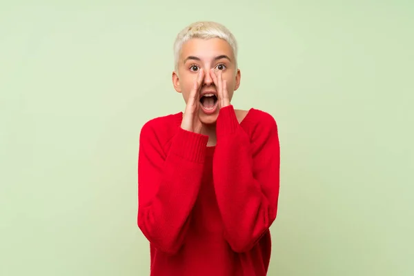 Adolescente Menina Com Cabelos Brancos Curtos Sobre Parede Verde Gritando — Fotografia de Stock