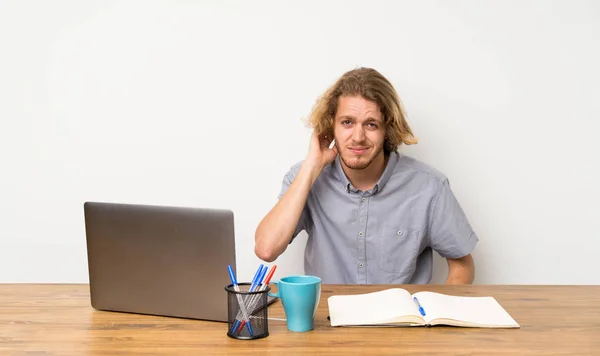 Şüpheleri Olan Bir Dizüstü Bilgisayar Ile Sarışın Adam — Stok fotoğraf