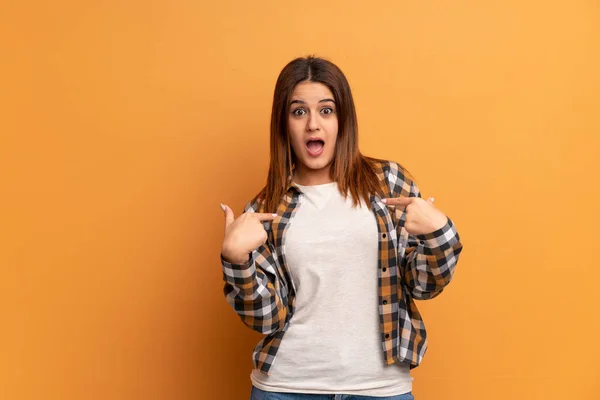 Mujer Joven Sobre Pared Marrón Con Expresión Facial Sorpresa — Foto de Stock