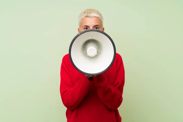 Teenager Girl White Short Hair Green Wall Shouting Megaphone — Stock Photo, Image