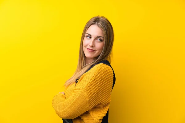 Mujer Con Overoles Sobre Pared Amarilla Aislada Riendo —  Fotos de Stock