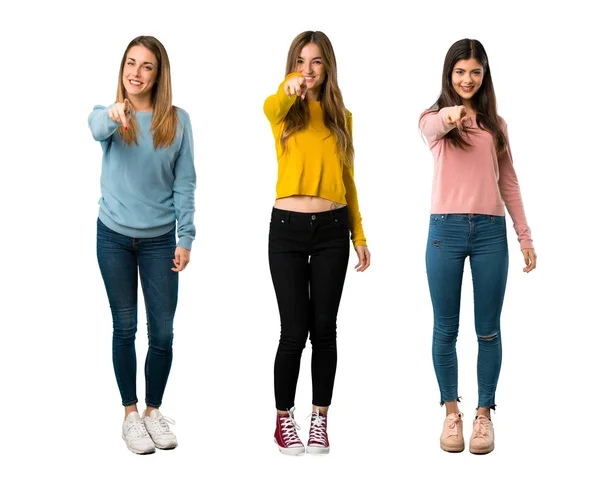Eine Ganzkörperaufnahme Einer Gruppe Von Menschen Mit Farbenfroher Kleidung Zeigt — Stockfoto