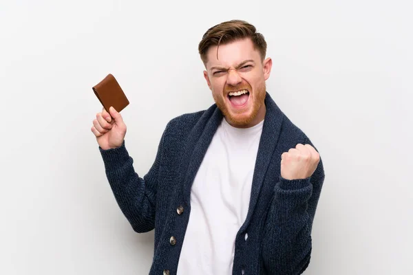 Redhead man het houden van een portemonnee — Stockfoto