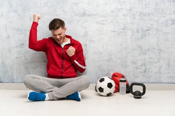 Redhead spor adam bir zafer kutluyor