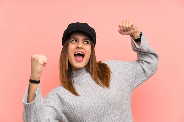 Mujer Moda Con Sombrero Sobre Pared Rosa Celebrando Una Victoria —  Fotos de Stock